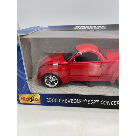 Maisto 2000 Chevrolet SSR Concept Red 1:25 Special Edition - Picture 7 of 9